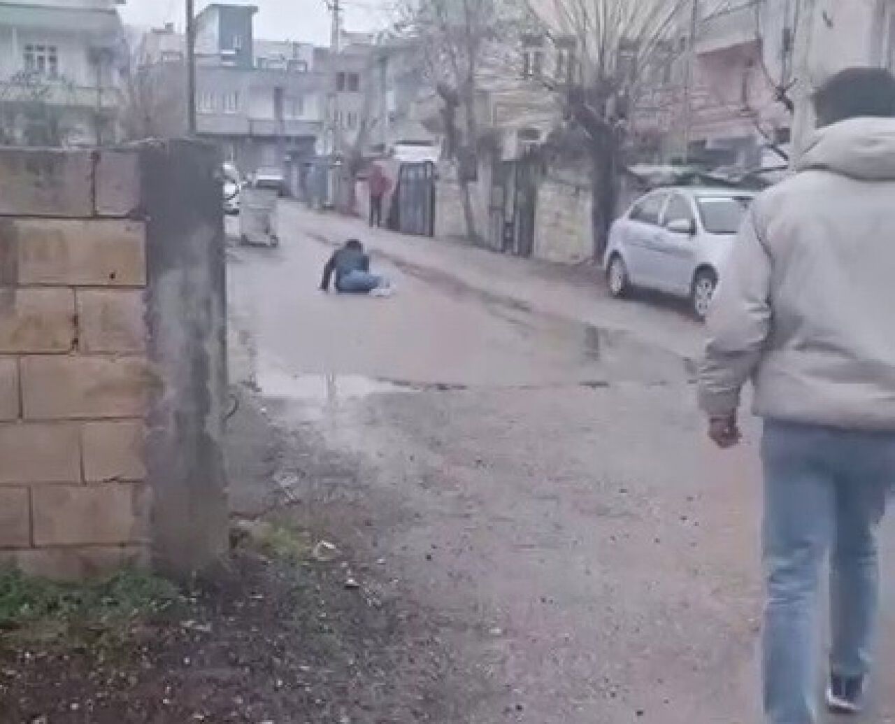 Tedirgin eden görüntü: Sokak ortasında yerinden kıpırdayamadı