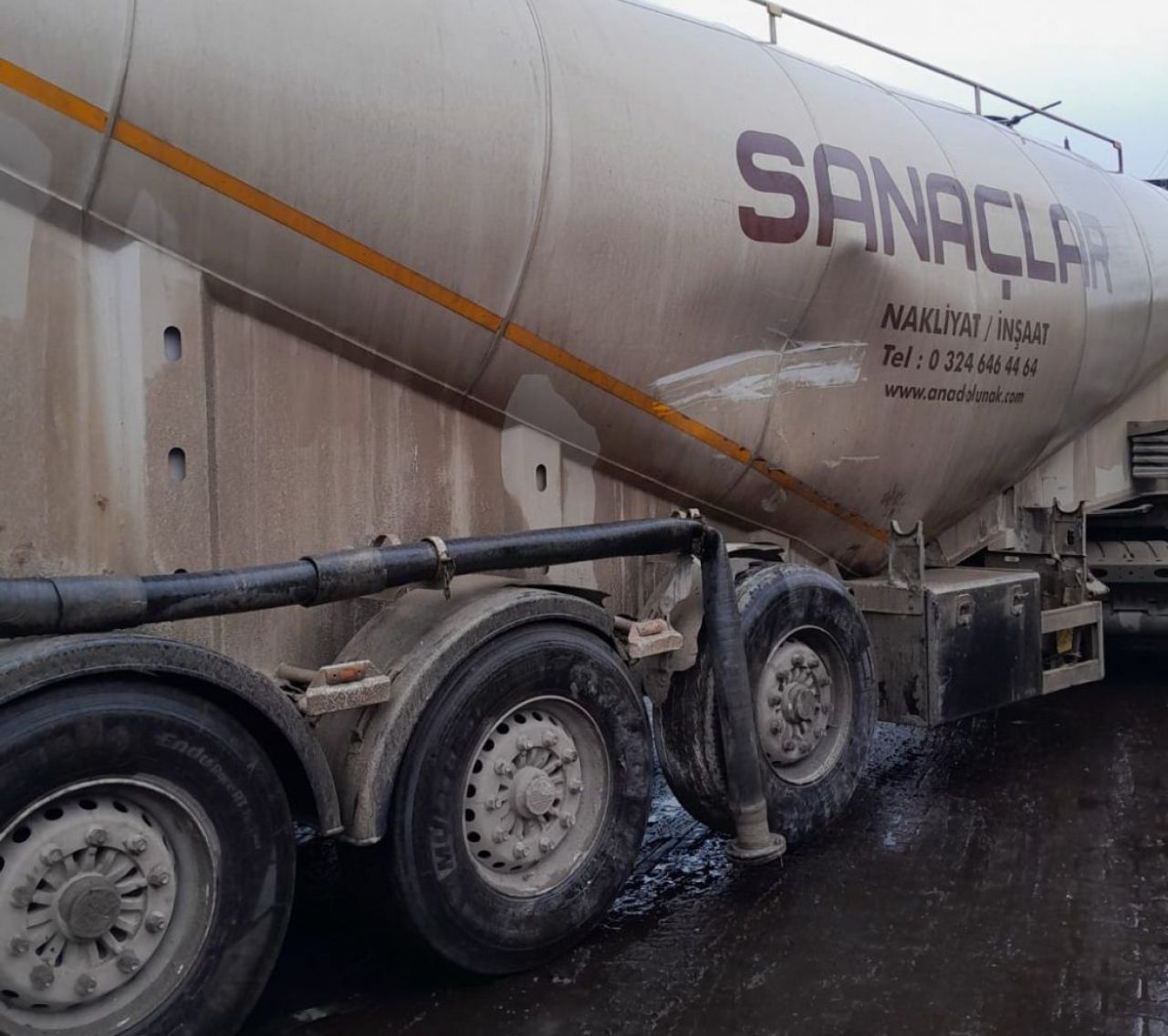 Tavşanlı'da tali yolda feci kaza: Servis tıra çarptı, 9 yaralı