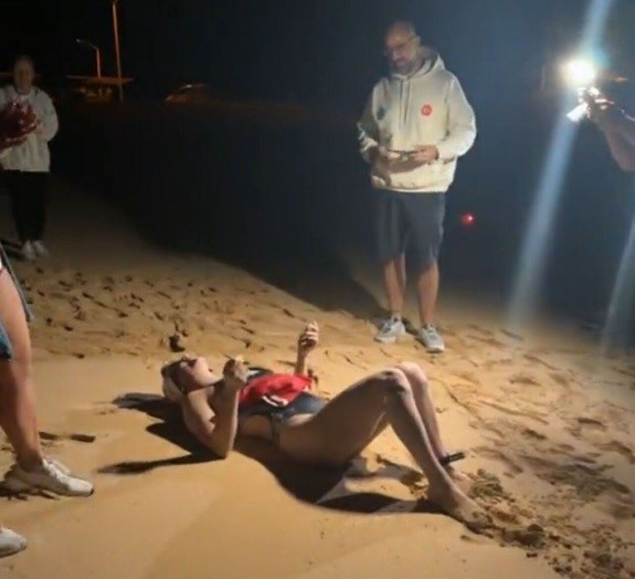 Aysu Türkoğlu Ka'iwi Kanalı'nı yüzerek tarihe geçti!