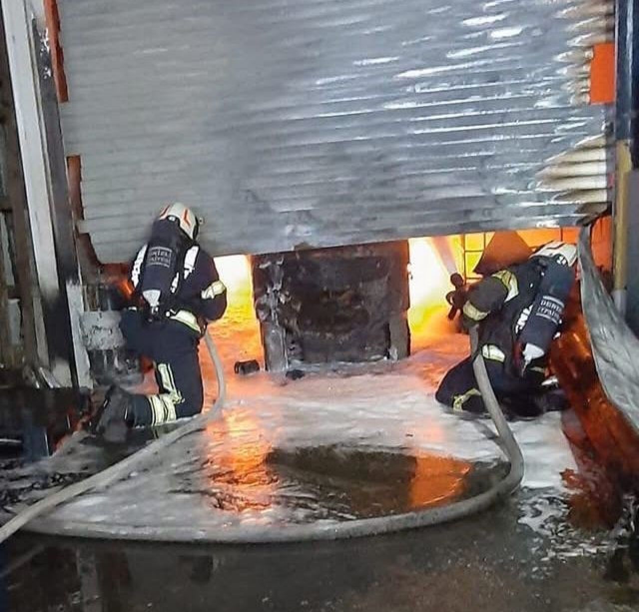 Denizli'de gece saatlerinde çıkan yangın paniğe neden oldu