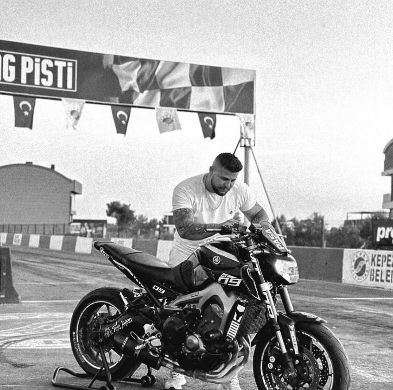 Drag pistinde acı kaza: 1 ölü, 1 yaralı