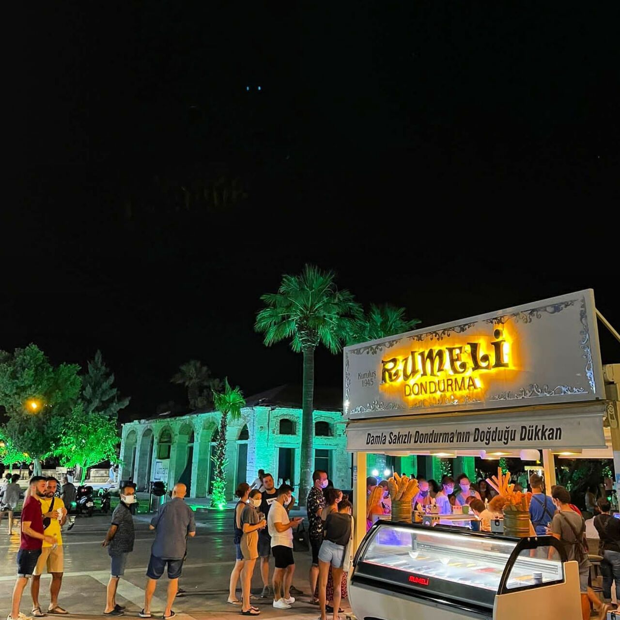 Bir tesadüfle başladı, dondurma tarihi değişti! Çeşme'deki bu dükkanın sırrı 1945'e uzanıyor