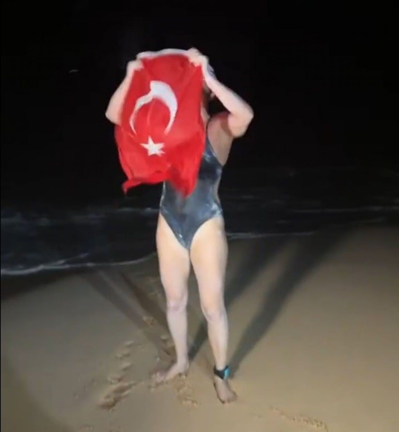 Aysu Türkoğlu Ka'iwi Kanalı'nı yüzerek tarihe geçti!