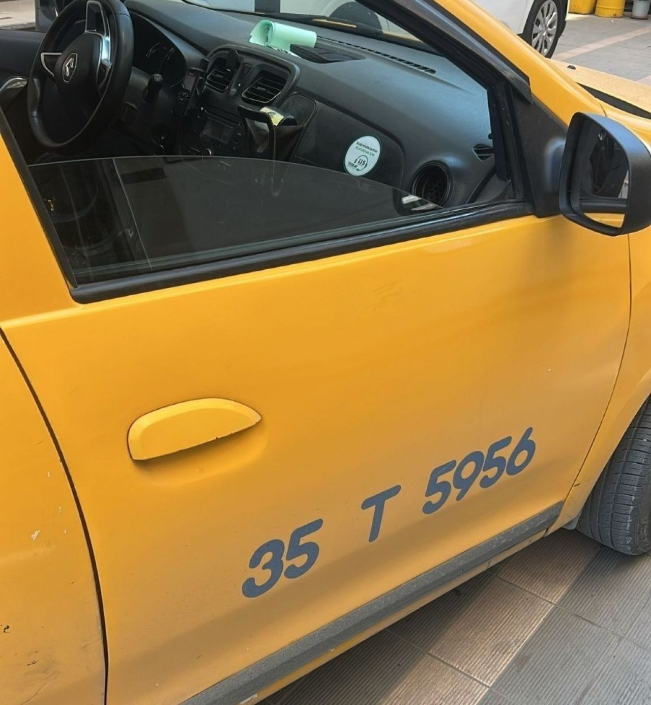 İzmir'de taksiler bağımlılıkla mücadelede farkındalık taşıyor