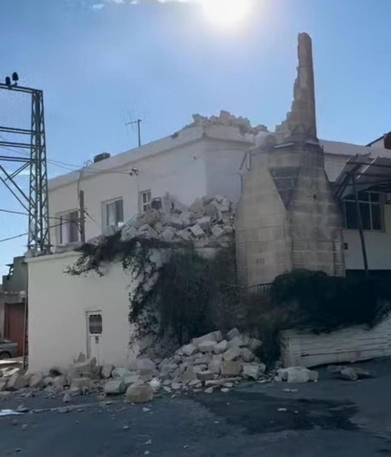 Fırtına felaketi! Cami minaresi yıkıldı