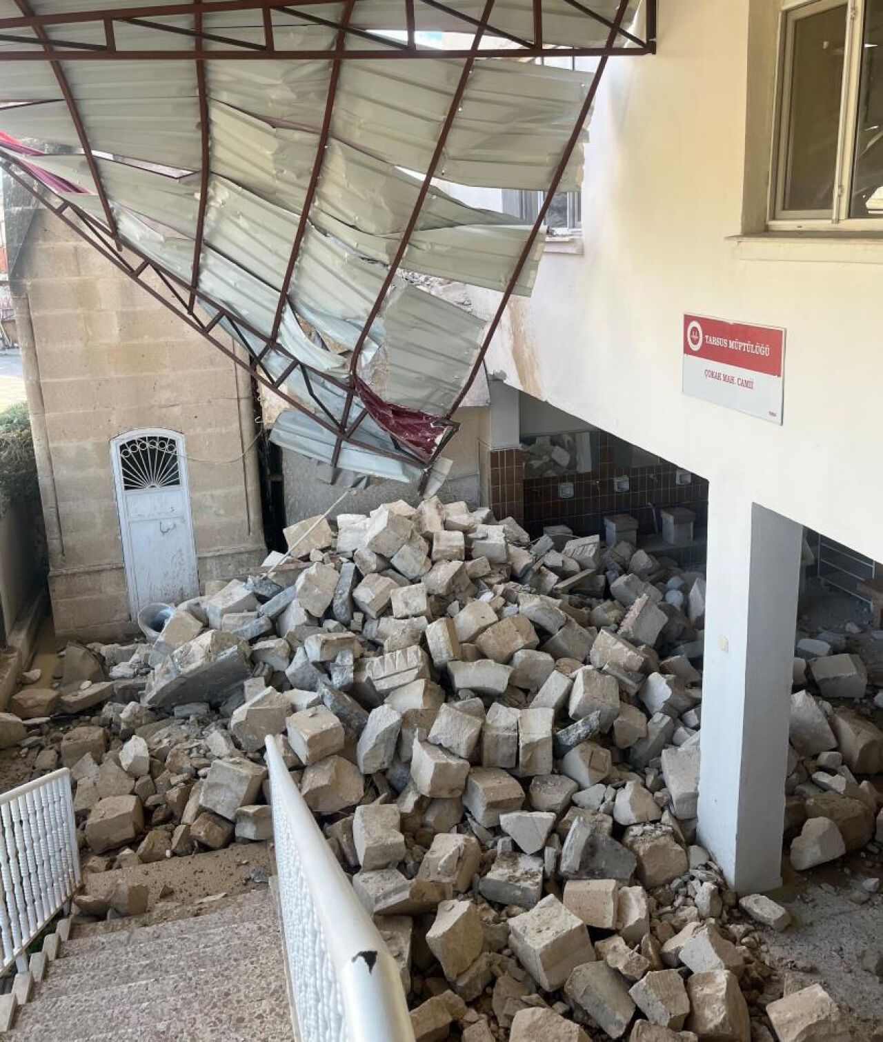 Fırtına felaketi! Cami minaresi yıkıldı