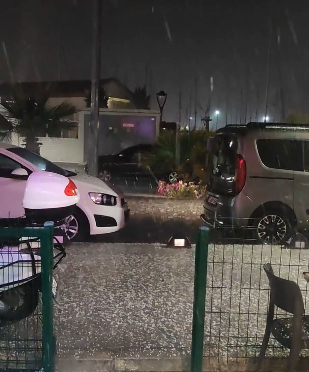 İzmir'i yağmur ve dolu vurdu: Belediyeden kritik uyarı!