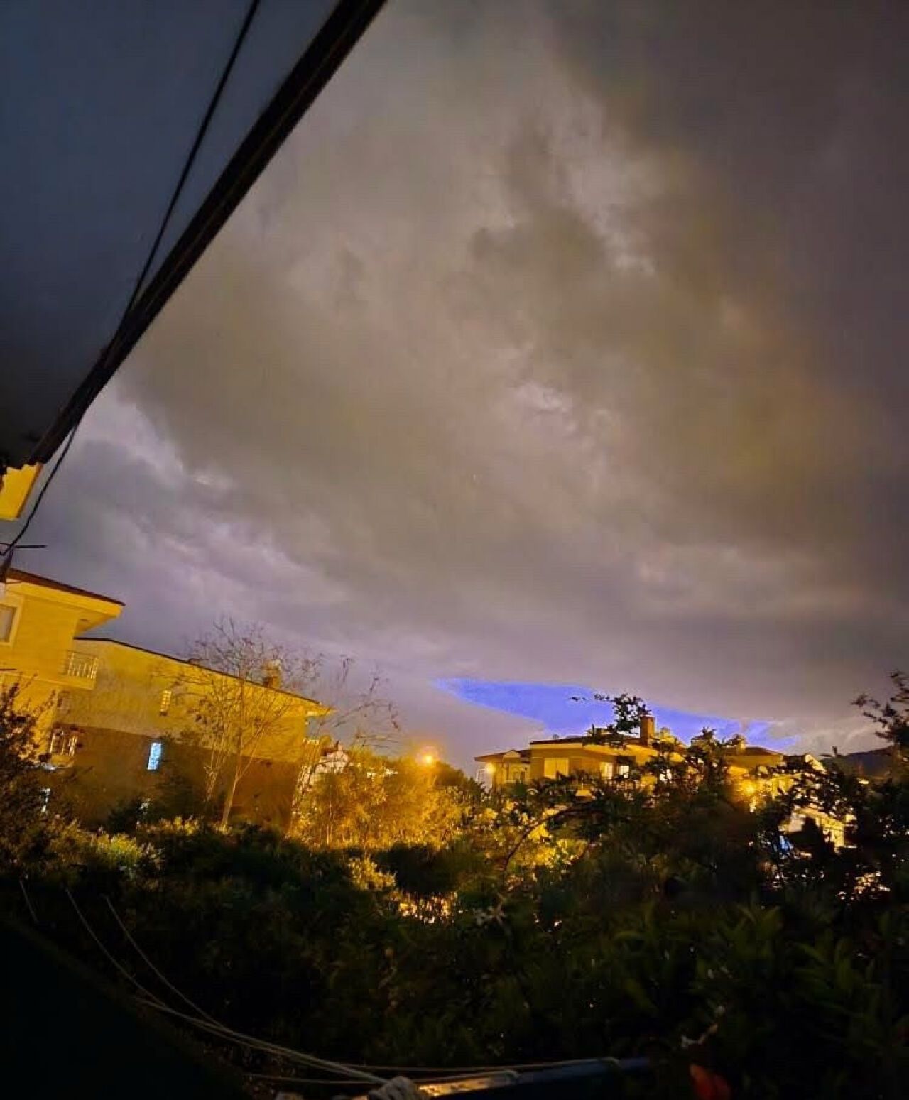 İzmir'i yağmur ve dolu vurdu: Belediyeden kritik uyarı!