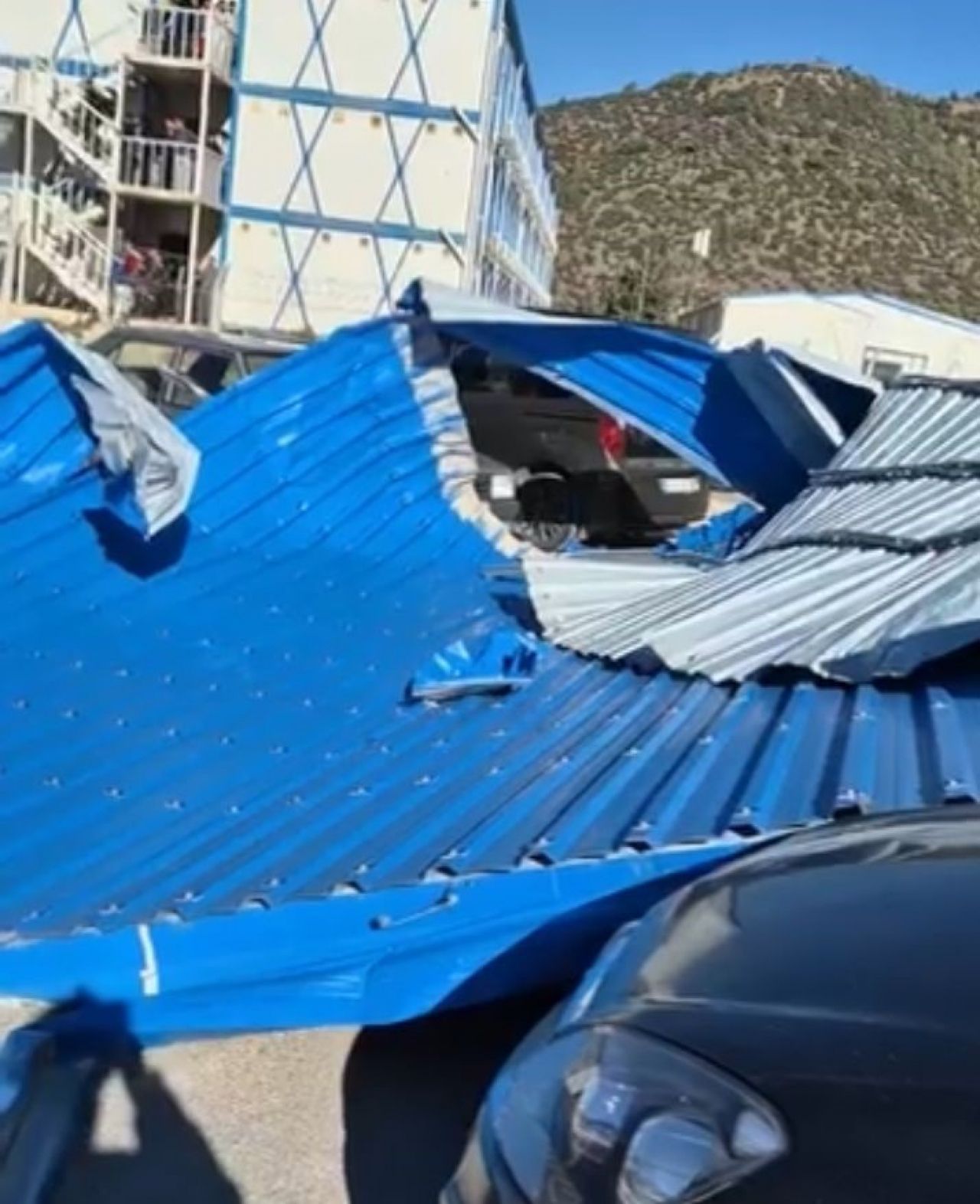 Kuvvetli fırtına can aldı: Çok sayıda işçi yaralandı