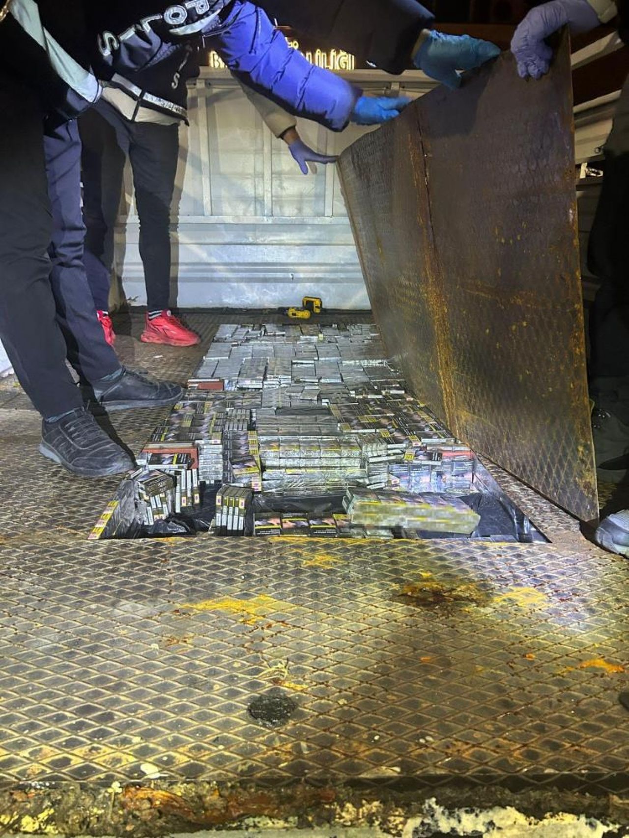 Kaçakçılık operasyonu: Kamyonun kasasında oluşturulan bölme şoke etti