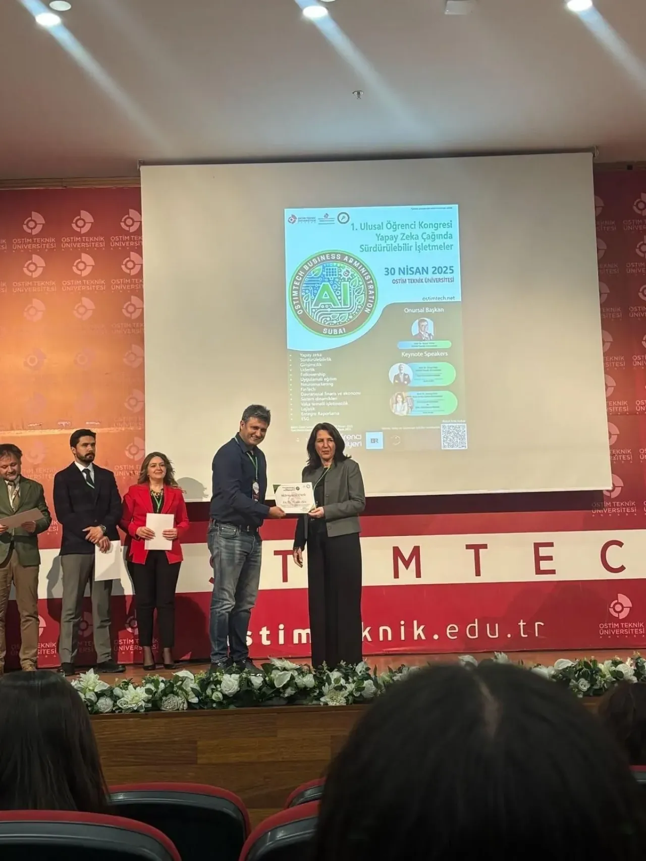 İzmir Demokrasi Üniversitesi öğrencilerine Başkentte yapay zeka ödülü