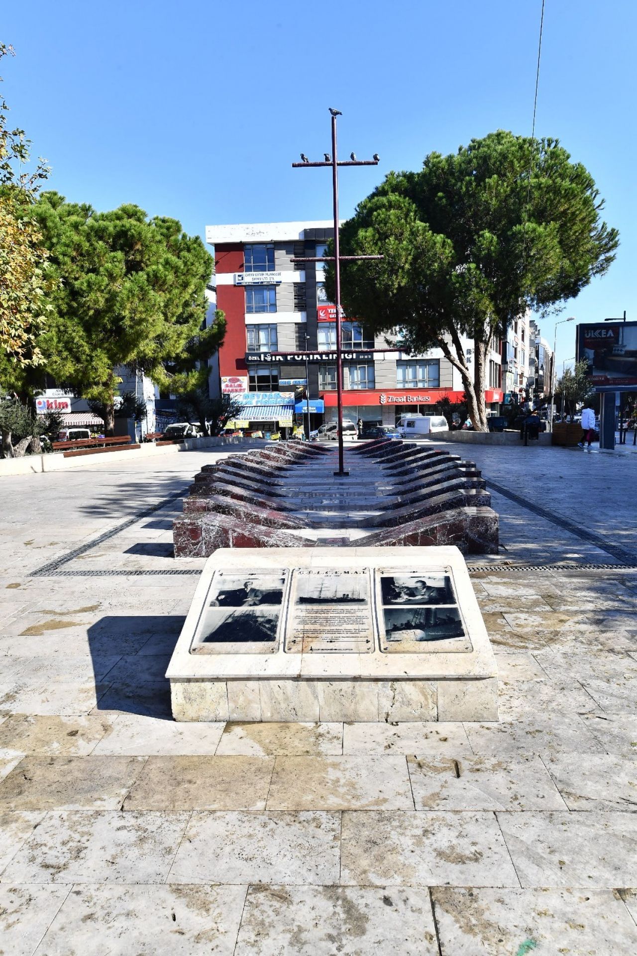 Gaziemir'in simgesi Abdullah Arda Meydanı yepyeni bir yüze kavuştu