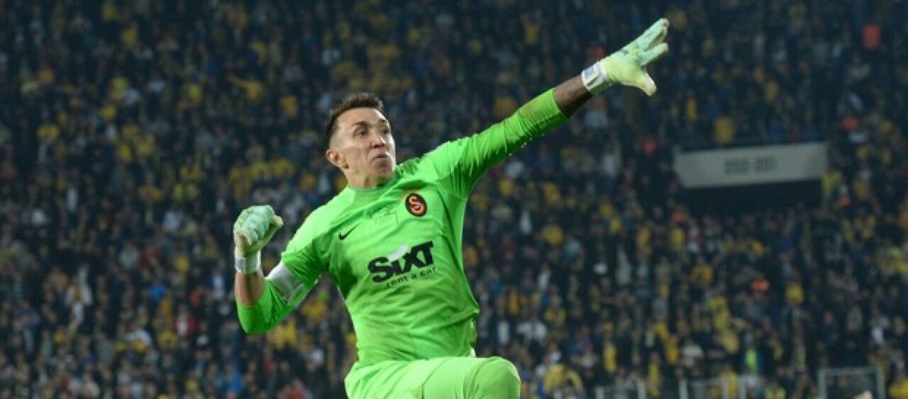 Muslera, Türk futbol tarihine geçmeye hazırlanıyor!