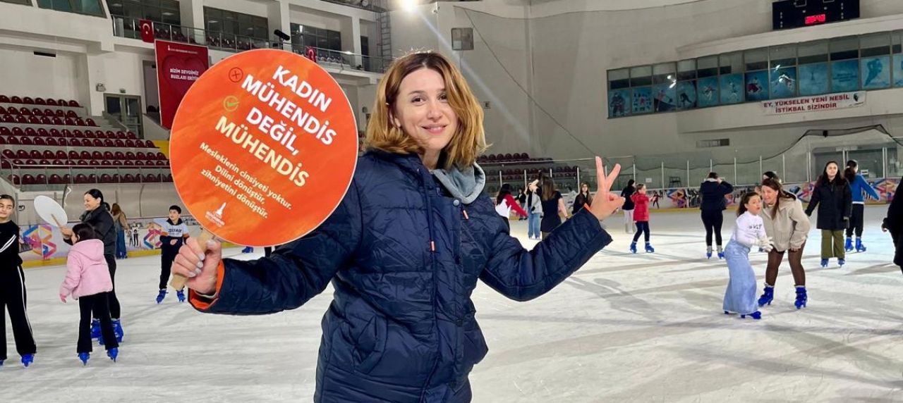 İzmir'de kadınlar buz üzerinde farkındalık yarattı