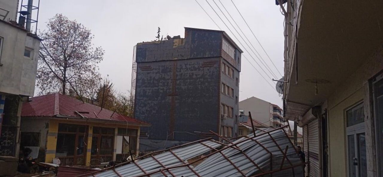 Etkili olan fırtına çatıları uçurdu: O anlar kaydedildi