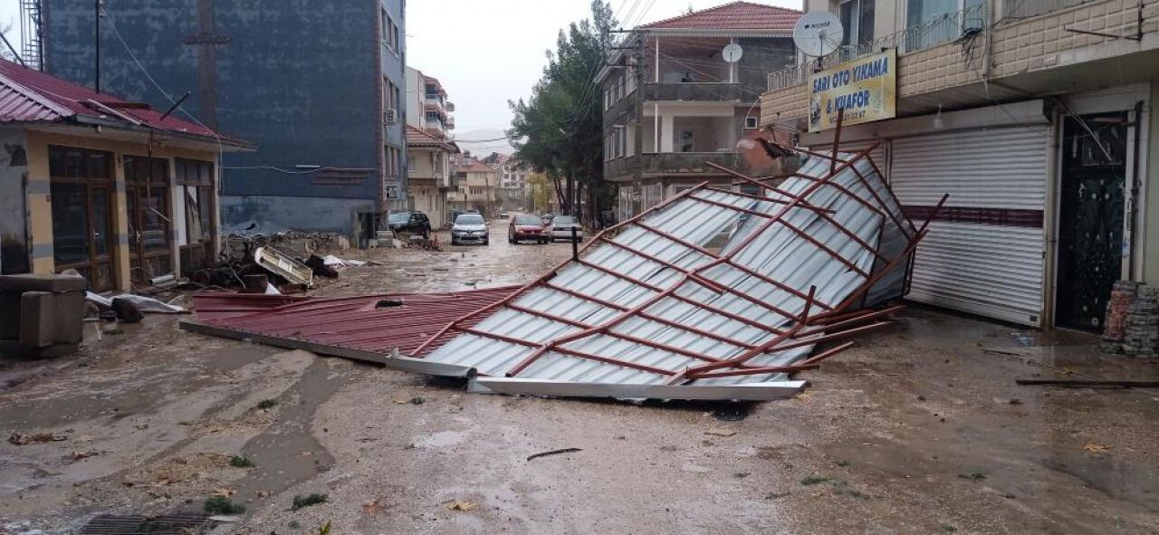 Etkili olan fırtına çatıları uçurdu: O anlar kaydedildi