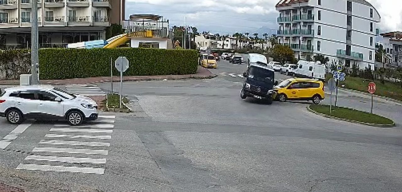 Kavşakta korkunç çarpışma