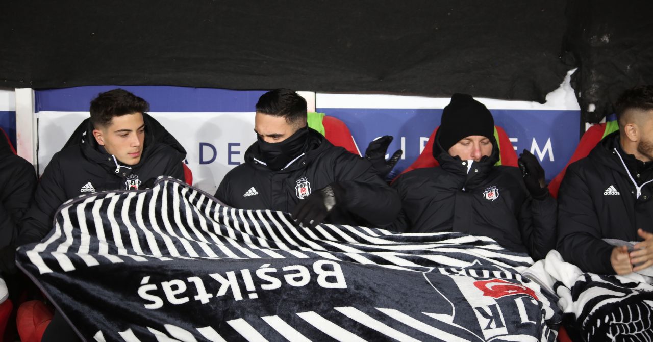 Sivasspor-Beşiktaş maçında soğuk hava koşullarına karşı battaniye önlemi