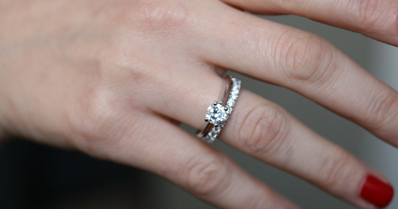 Rüyada tektaş yüzük görmek: Aşk mı, bağlılık mı, yeni başlangıç mı?