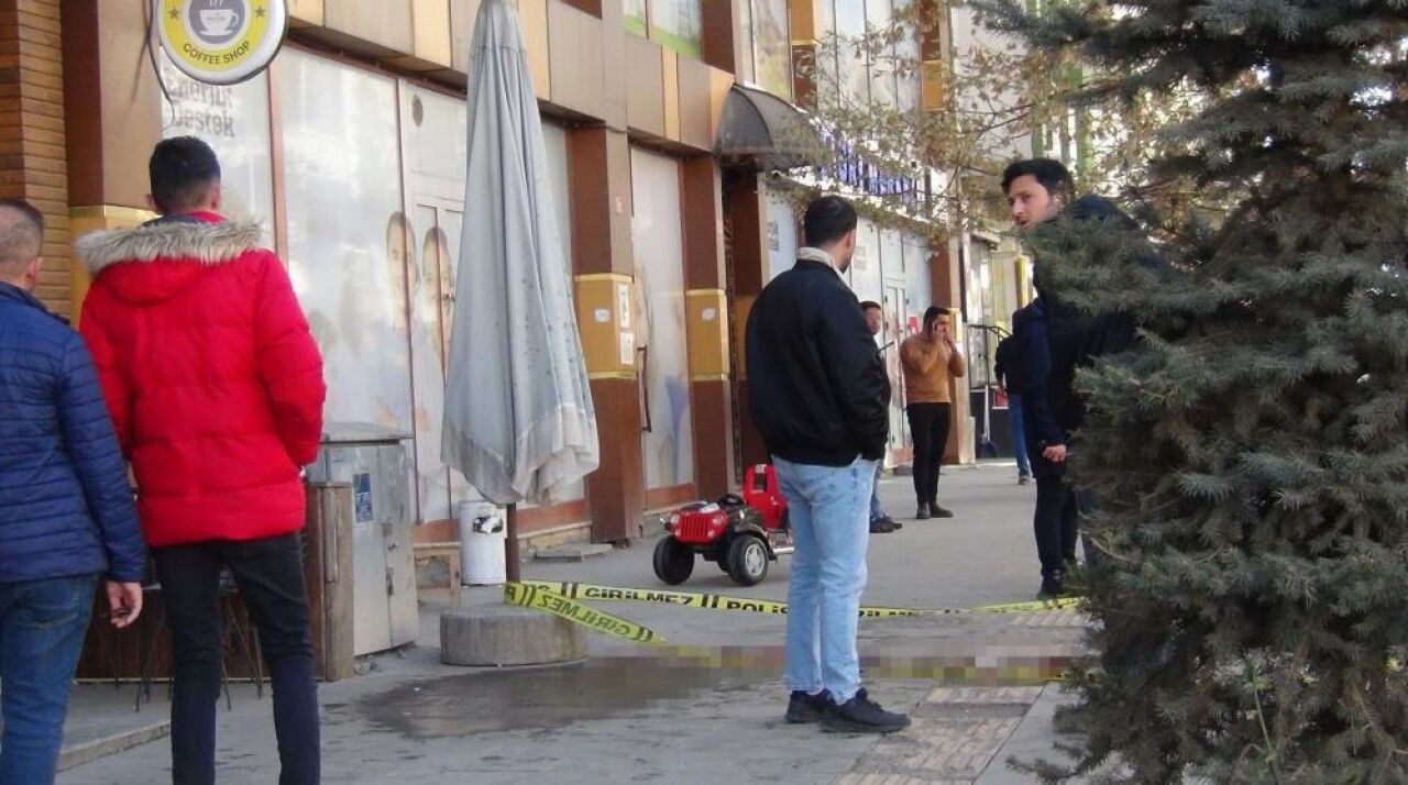 Kaldırımda oynayan çocuğa maganda kurşunu isabet etti