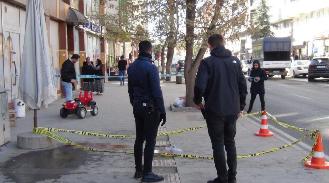 Kaldırımda oynayan çocuğa maganda kurşunu isabet etti