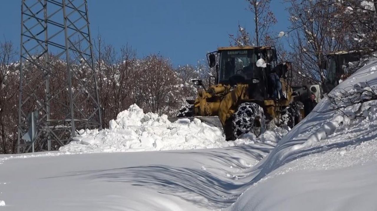 Yoğun kar ve tipi yolları kapattı: İki metreyi aşan karla mücadele