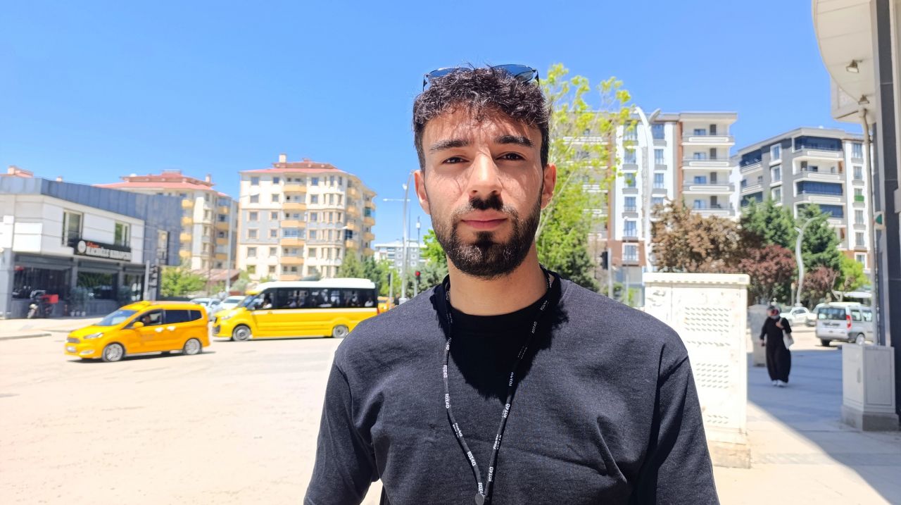 Elektrikler kesildi, genç hakem düdüğüyle trafiği yönetti!