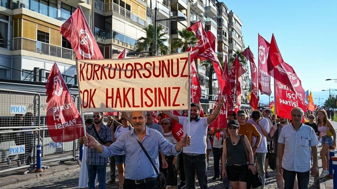 Sokak hayvanları için kafesli protesto: Aktivistler tek yürek oldu