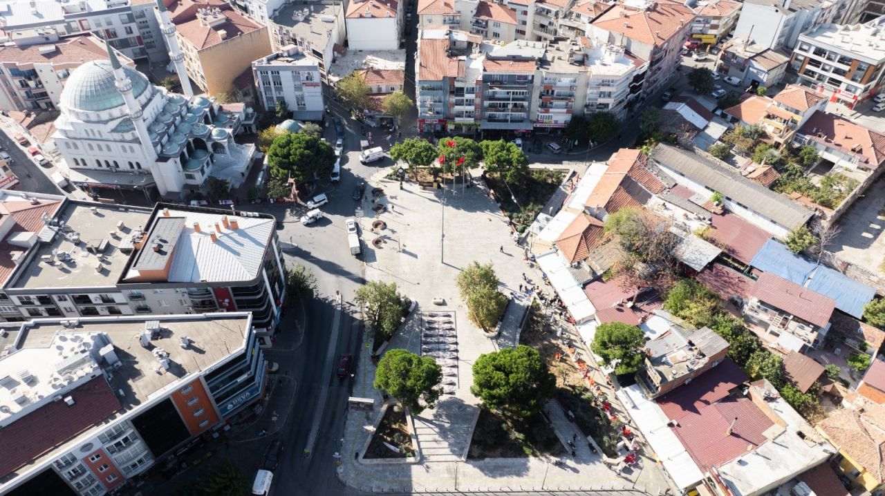 Gaziemir'in simgesi Abdullah Arda Meydanı yepyeni bir yüze kavuştu