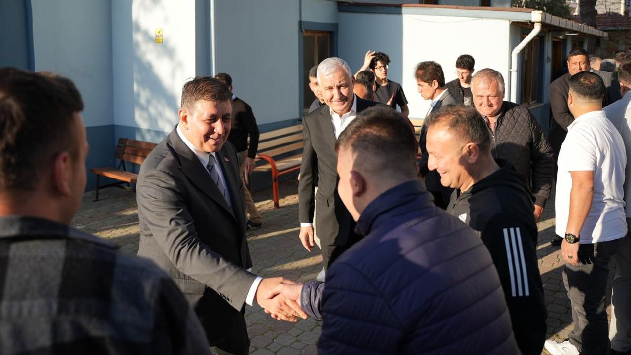 Başkan Cemil Tugay Kemalpaşalılarla bayramlaştı