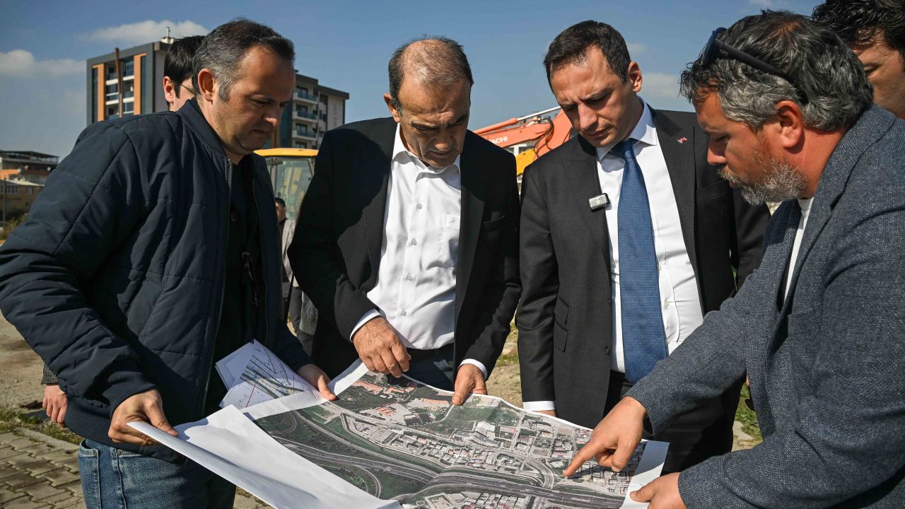 Bornova’da hizmet atağı yol iyileştirmeleri ile devam ediyor