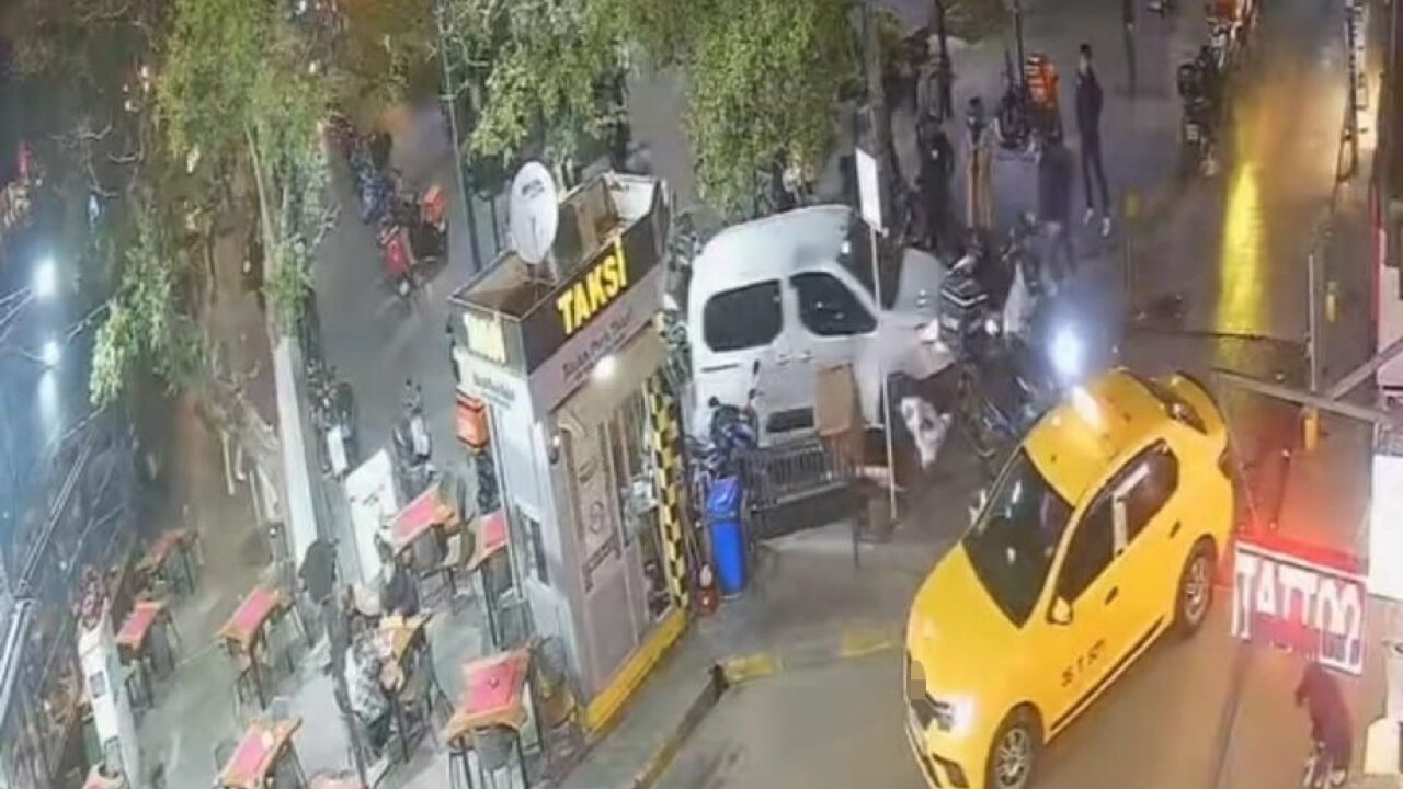 İzmir’de polisten kaçan araç, park halindeki motosikletlere çarptı!