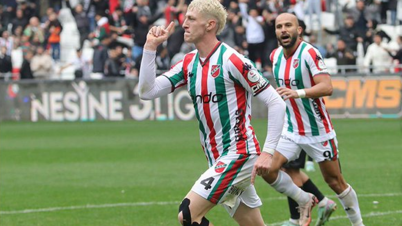 Karşıyaka, Kuşadasıspor’u 5-1 mağlup ederek şampiyonluk iddiasını sürdürdü