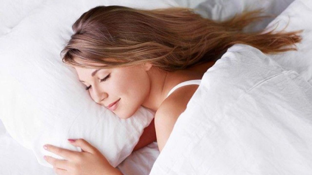 Rüyada tektaş yüzük görmek: Aşk mı, bağlılık mı, yeni başlangıç mı?