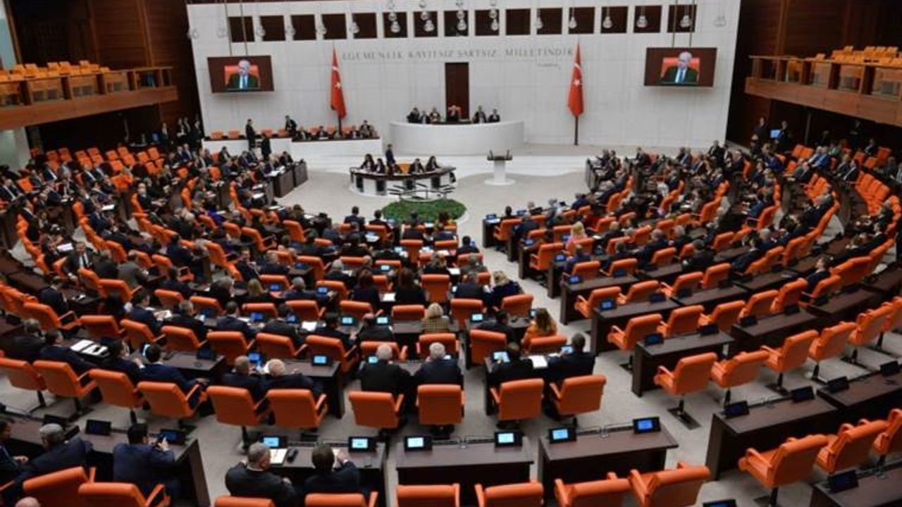 Türkiye Büyük Millet Meclisi’nde 61 milletvekili partisinden istifa etti