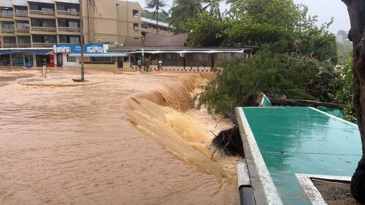 Phuket Adası'nda toprak kayması: Ölü ve yaralılar var