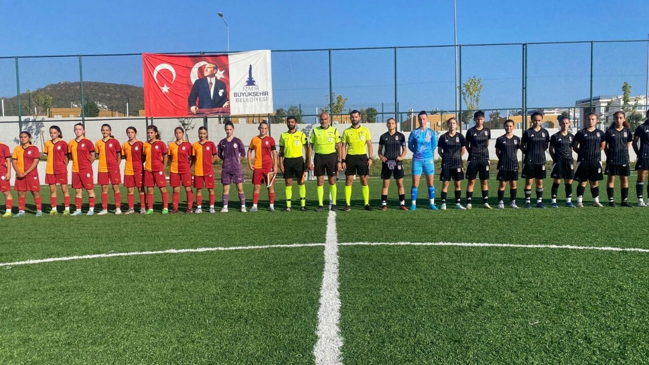 Cumhuriyet kızları Zafer Bayramı için sahaya çıktı