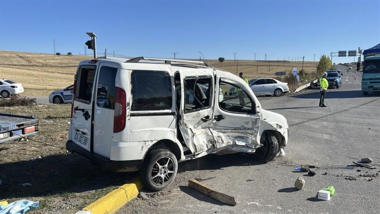 Kavşakta korkunç kaza: Çok sayıda yaralı var