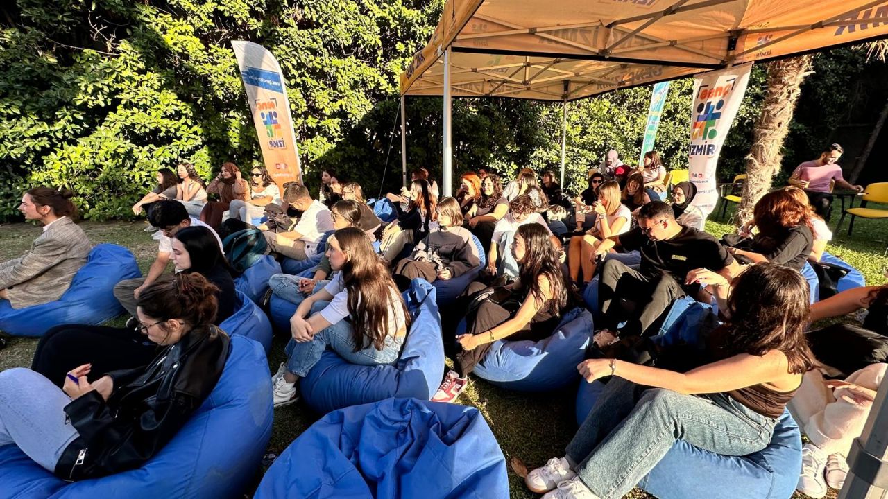 İzmir'de gençlerin 'Deneyim Yolculuğu' başladı: Psikolojik danışmanlıkla yeni ufuklar mı açılıyor?