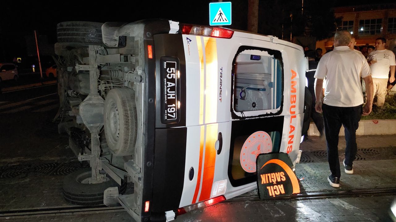 Vakaya giden ambulans tramvay ile çarpıştı
