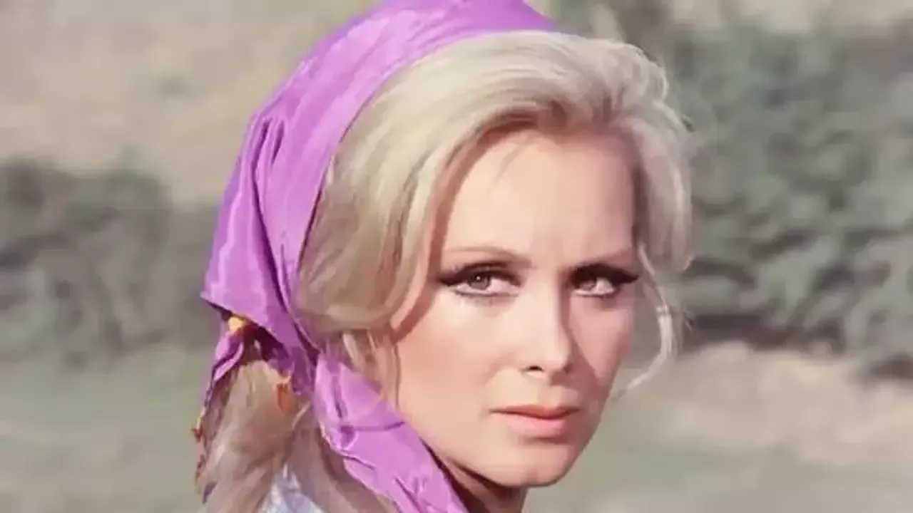 Usta oyuncu Filiz Akın, hastaneye kaldırıldı!