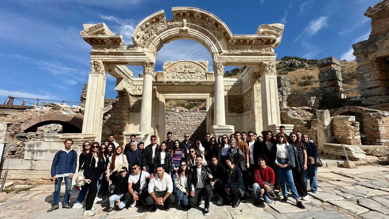 Gençler İzmir'in tarihini keşfe çıkıyor!