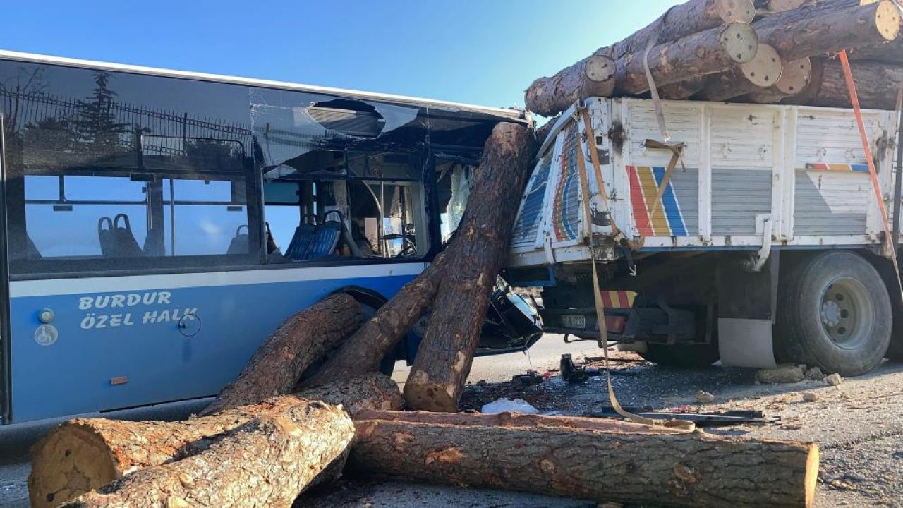 Zincirleme kaza: Polis memuru ağır yaralı!