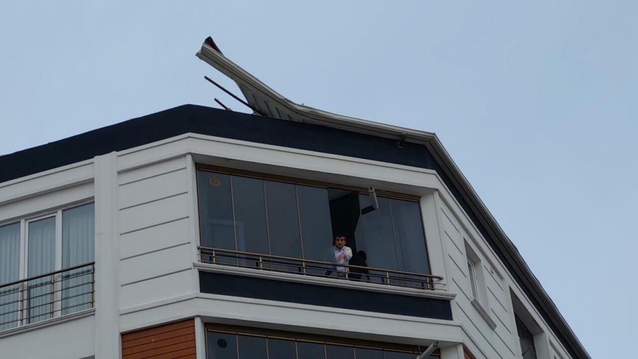 Lodos felaketi: Çatılar sokağa uçtu!