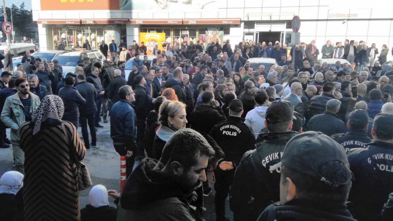 Kayyum atanan Akdeniz Belediyesi önünde gerginlik! Polis binayı abluka altına aldı!