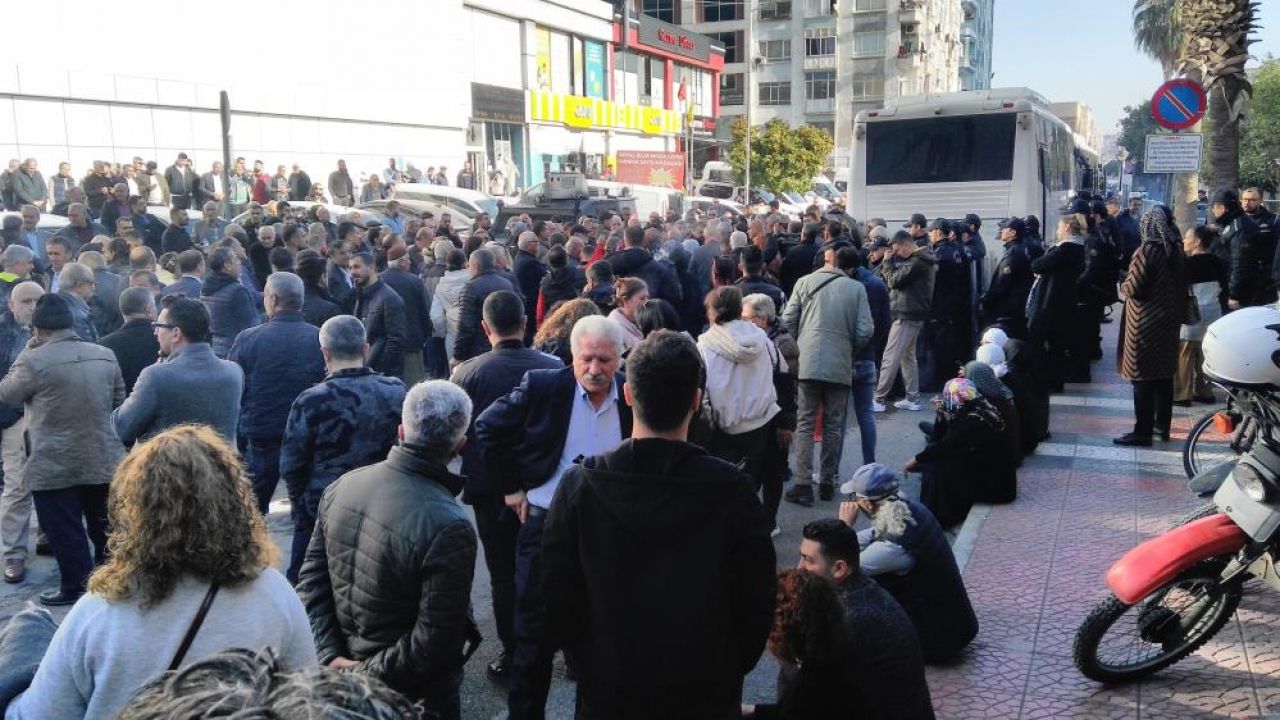 Kayyum atanan Akdeniz Belediyesi önünde gerginlik! Polis binayı abluka altına aldı!