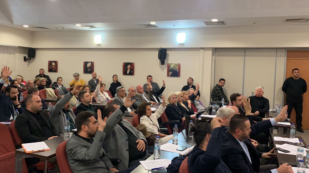Karşıyaka Meclisi'nde 'Bilfen' çatlağı: CHP'den muhalefet, AK Parti'den destek