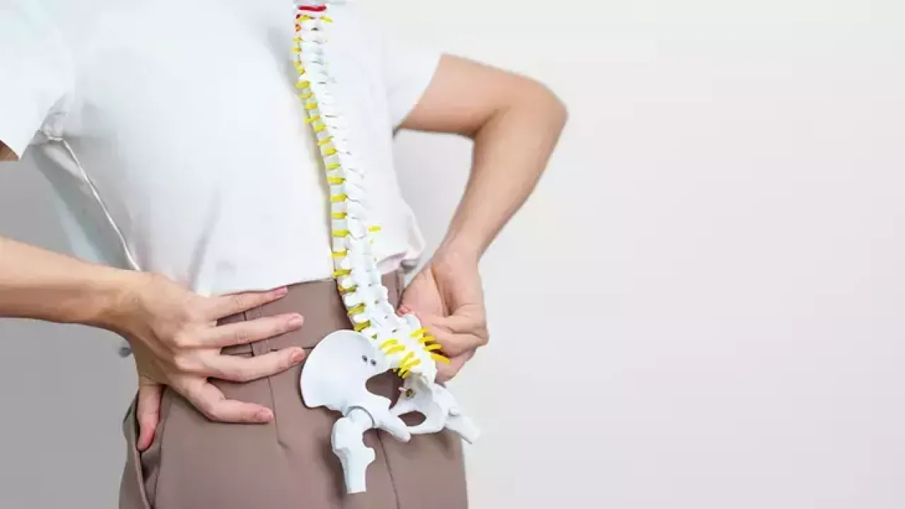 Uzun süre oturuyorsanız dikkat! Sakrum ağrısı hayat kalitenizi düşürüyor olabilir