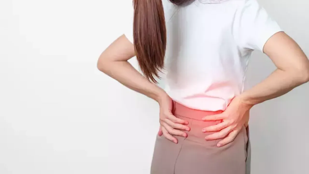 Uzun süre oturuyorsanız dikkat! Sakrum ağrısı hayat kalitenizi düşürüyor olabilir