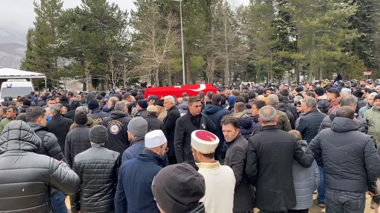 Motosiklet kazasında yaşamını yitirmişti: Polis memuru gözyaşlarıyla defnedildi